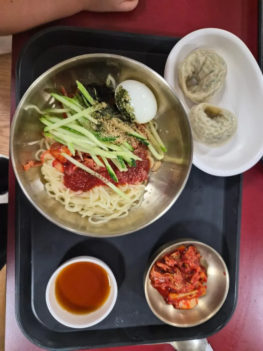 양념장에 비빈 비빔국수 한 젓가락