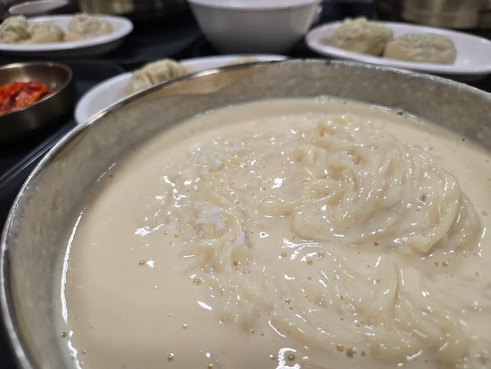 노란빛이 도는 단호박 콩국수