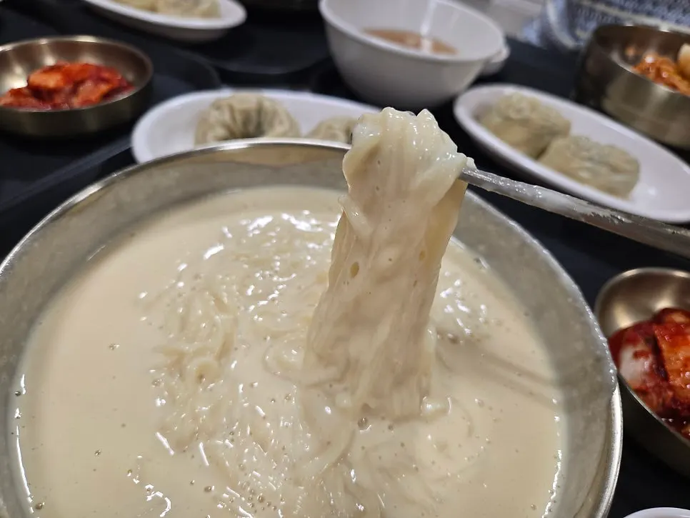 단호박 콩국수 면을 들어 올린 모습