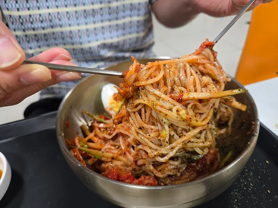 김치비빔국수 양념과 김치 고명