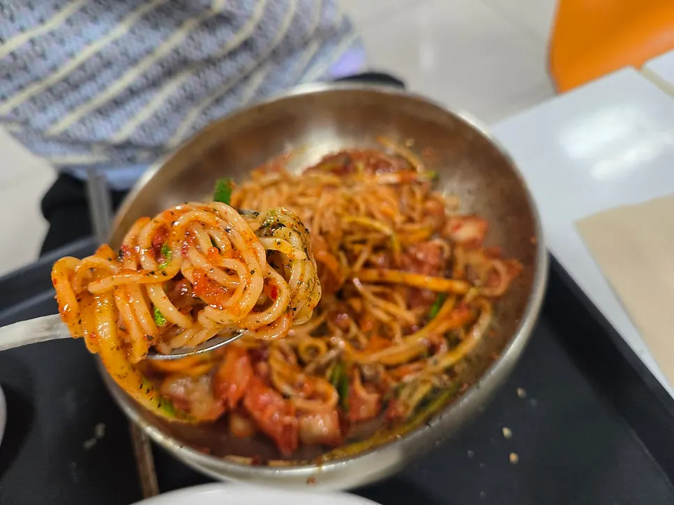 김치비빔국수 면을 비빈 모습