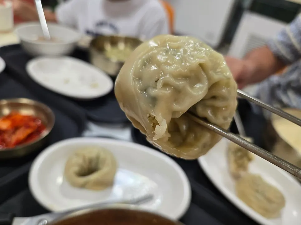 국수 세 그릇을 함께 놓은 상차림