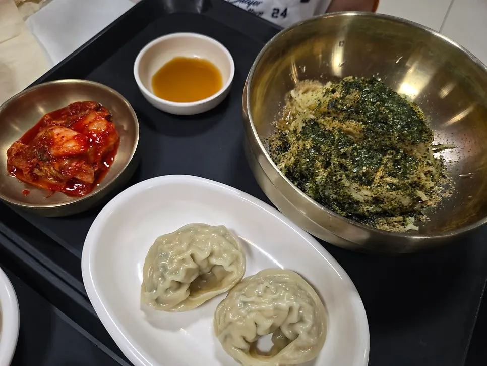 큼직한 고기만두 접시