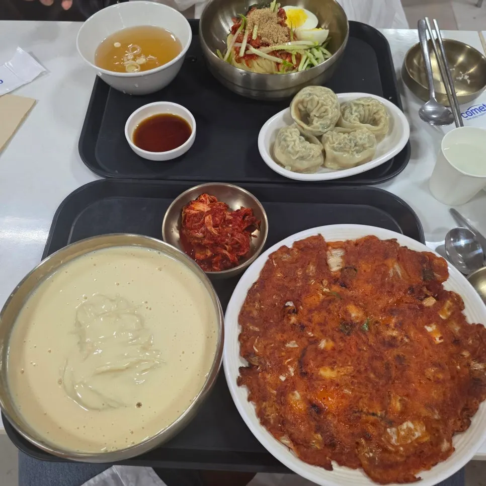 콩국수 곱빼기와 비빔국수, 김치전, 만두 한상 차림