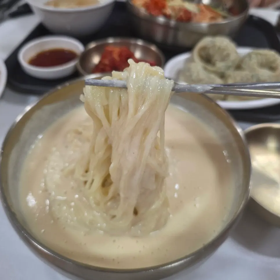 놋그릇에 담긴 진한 콩물의 콩국수