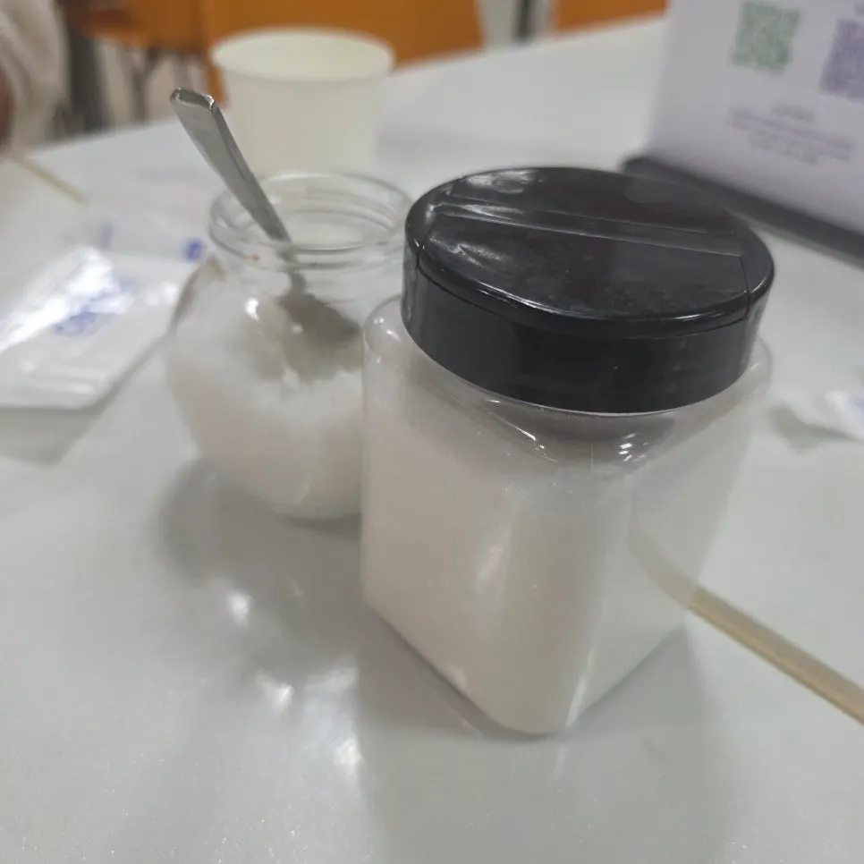 면을 들어올린 콩국수 곱빼기