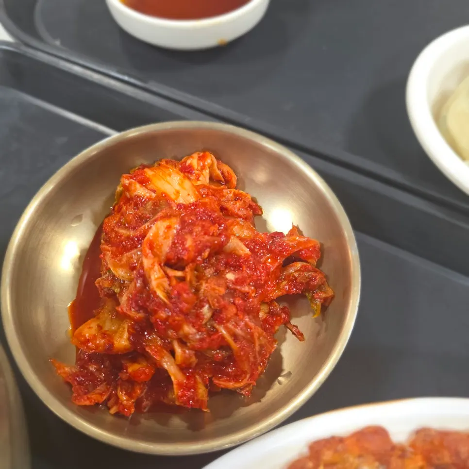 콩국수와 함께 나온 빨간 양념 김치
