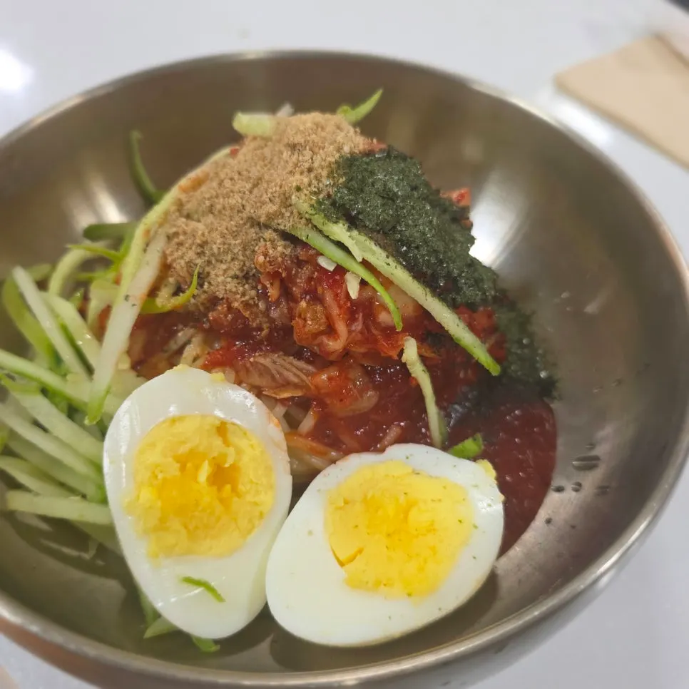 김치와 오이채, 삶은 달걀이 올라간 비빔국수