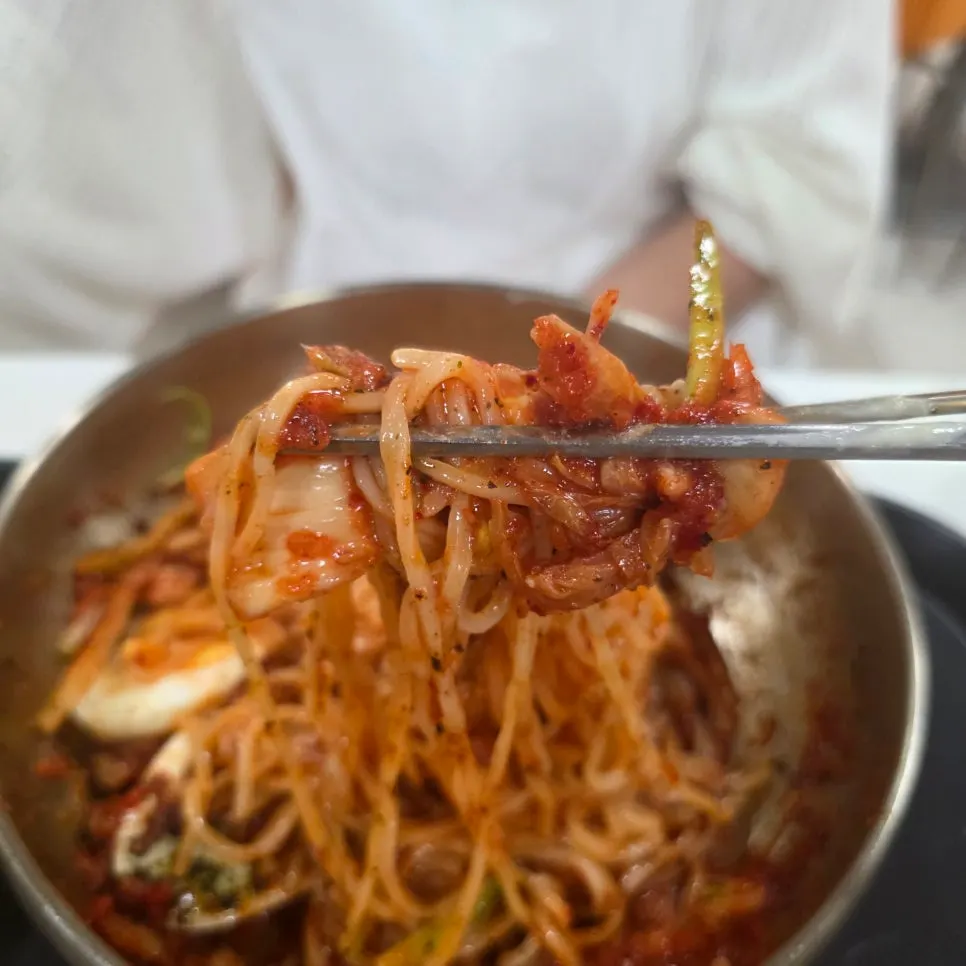 양념과 함께 비빈 비빔국수