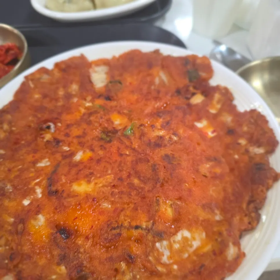 접시를 가득 채운 상암회관 김치전