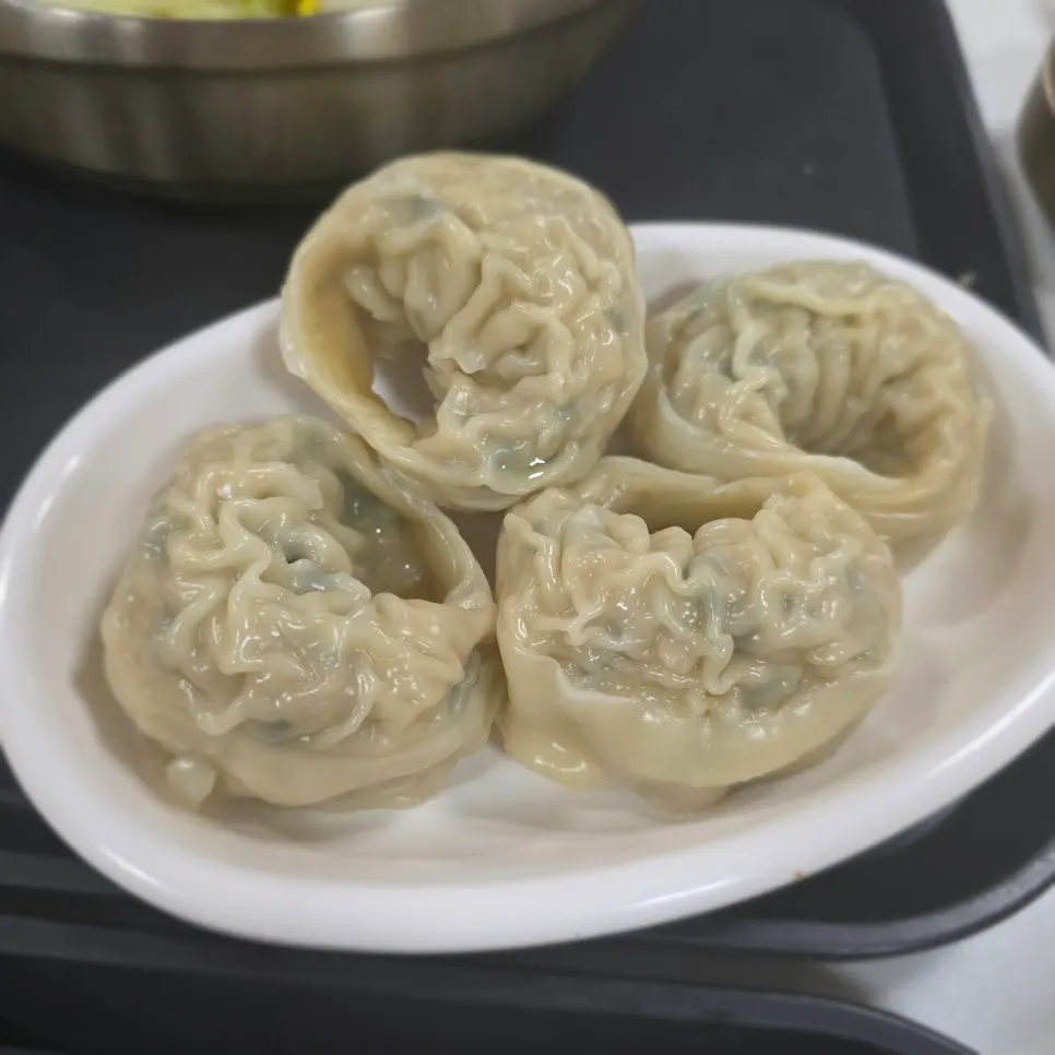 큼직한 만두 네 알이 담긴 만두 한판