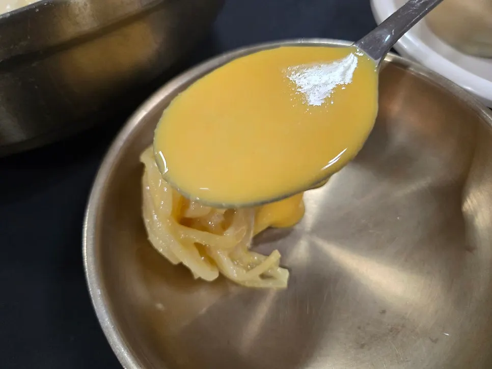 Noodles and thick broth of the pumpkin kongguksu