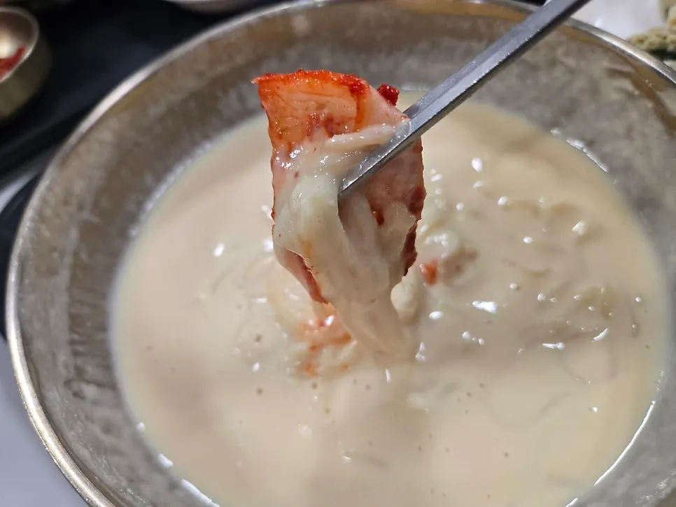 Kongguksu noodles lifted with plenty of broth clinging to them