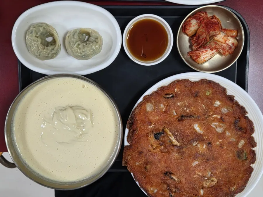 콩국수만두정식과 비빔국수만두정식, 김치전 한 상