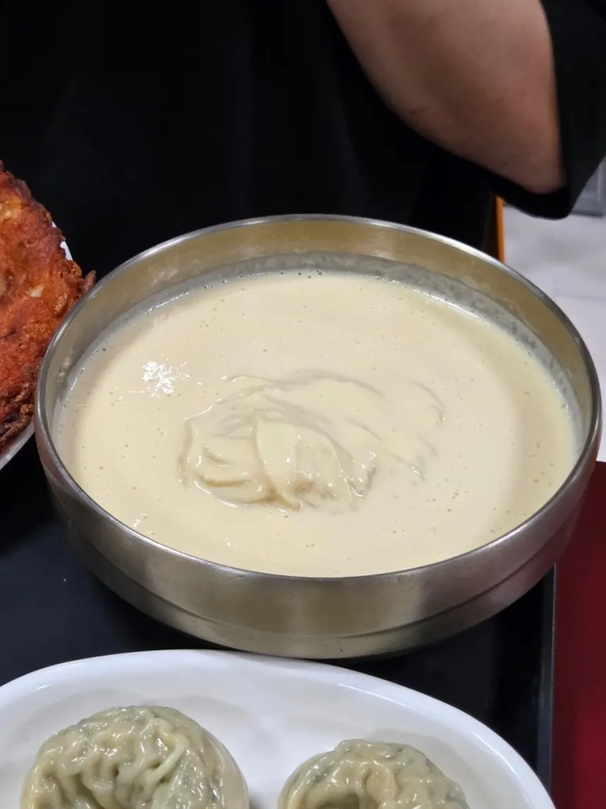 진한 콩국물이 담긴 상암회관 콩국수