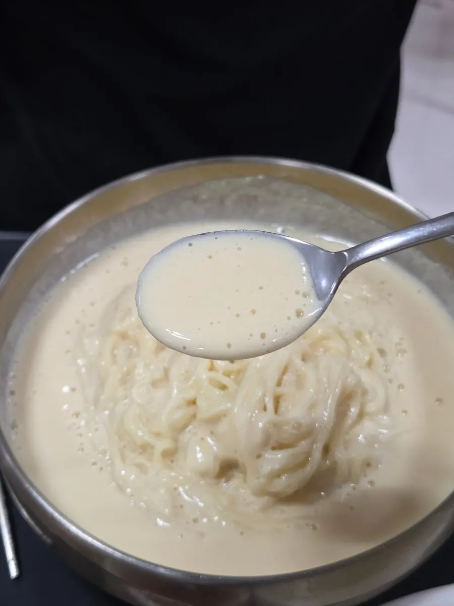 고소한 콩물을 떠올린 콩국수 클로즈업