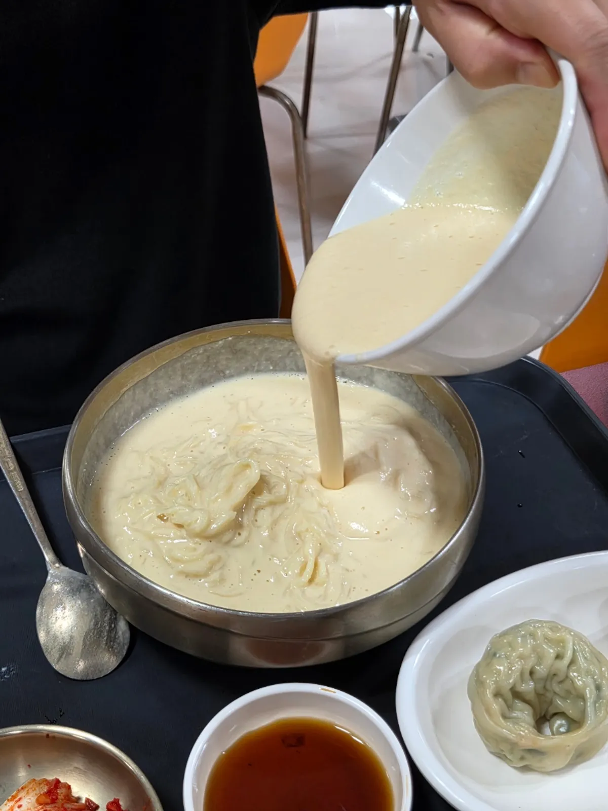 소금으로 간을 한 콩국수 그릇