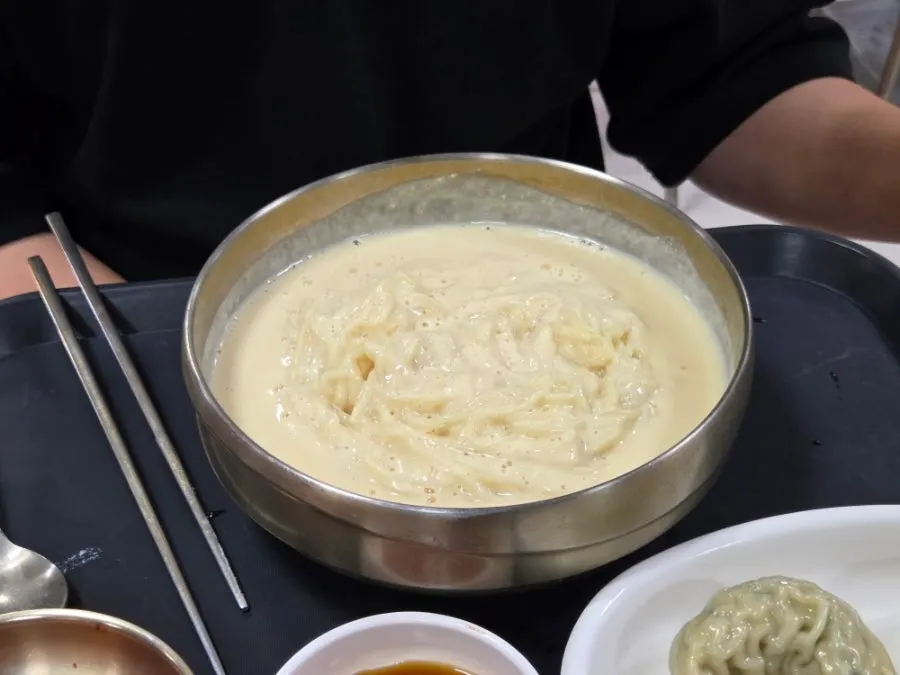 콩물을 다시 채워 받은 콩국수