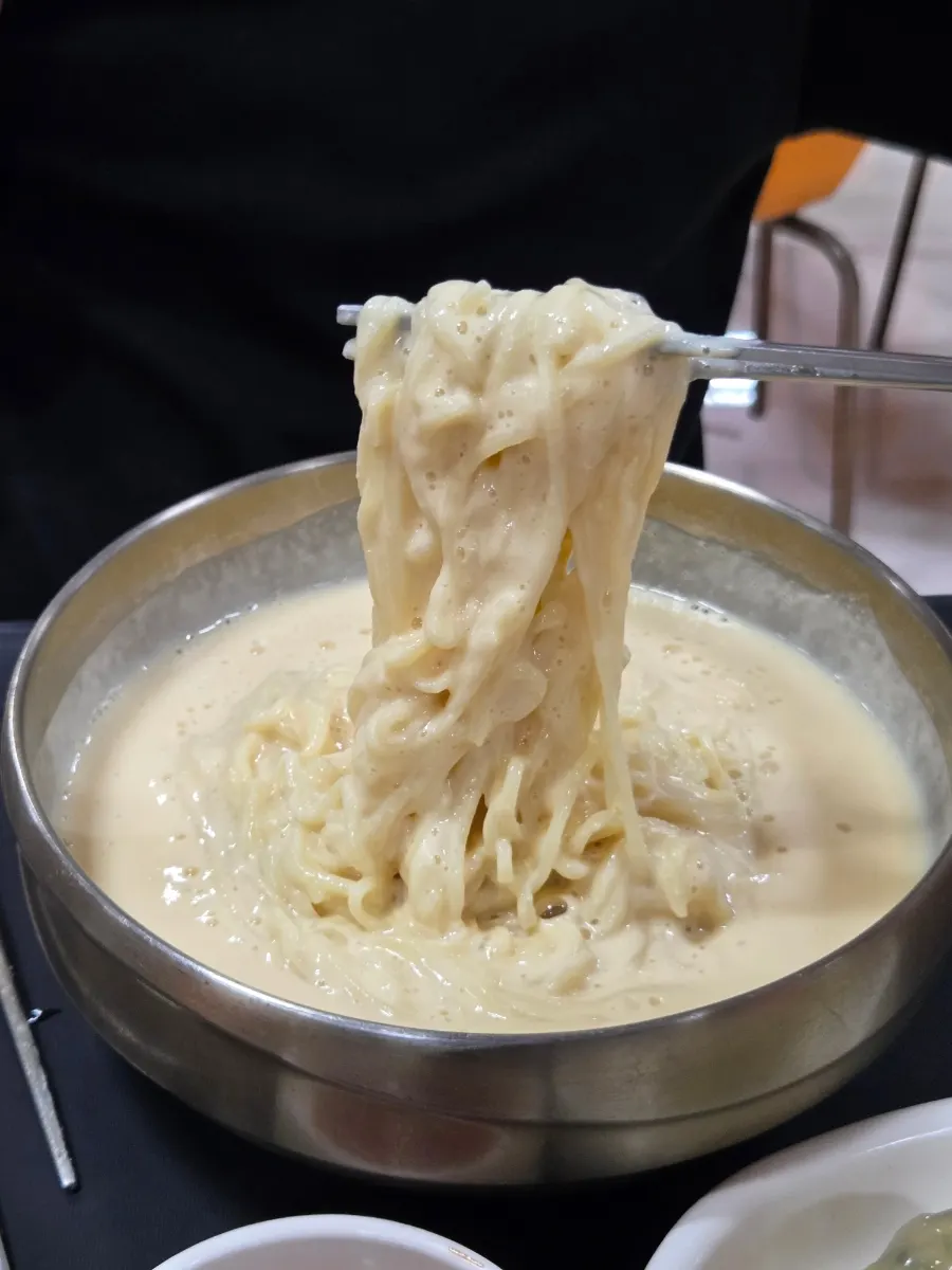 부드러운 면과 크리미한 콩국물