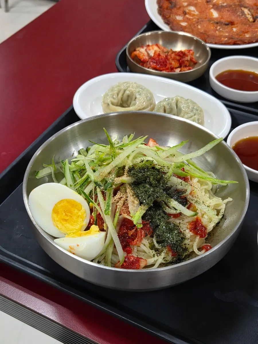 콩국수 면을 들어올린 모습