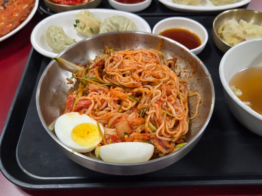 콩국수와 나란히 놓인 매콤한 비빔국수