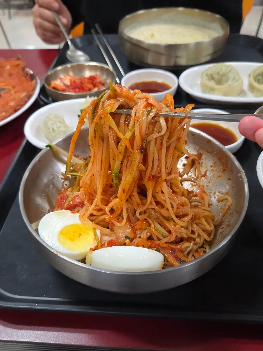 김가루가 올라간 상암회관 비빔국수