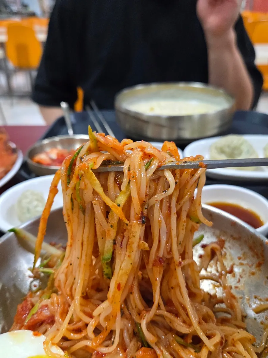 오이가 들어간 비빔국수 양념 클로즈업