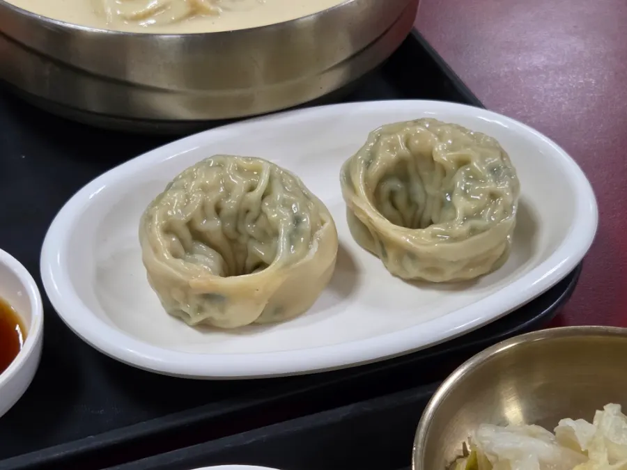 콩국수와 비빔국수를 번갈아 먹는 상차림