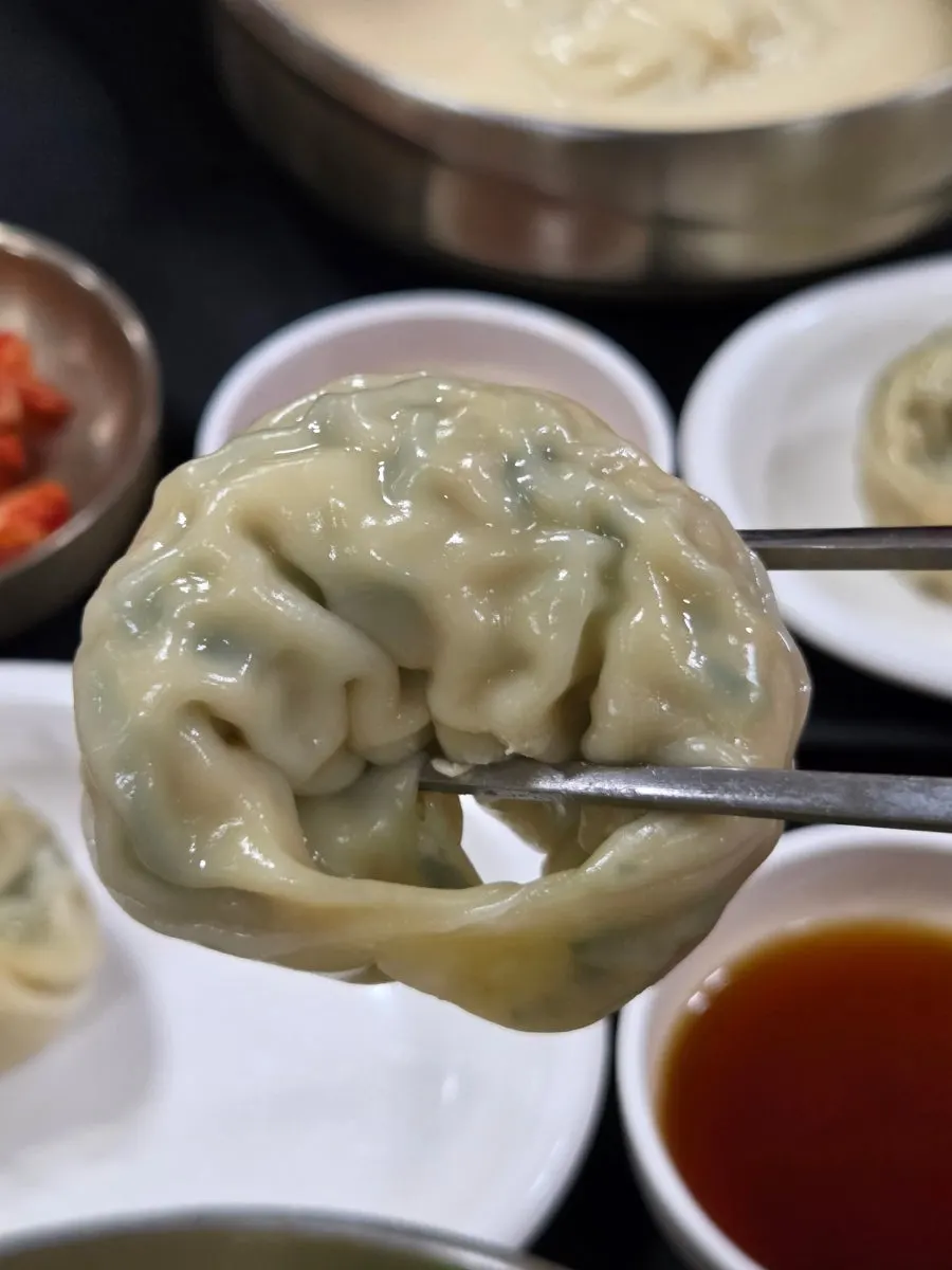 만두정식에 함께 나온 왕만두 두 알