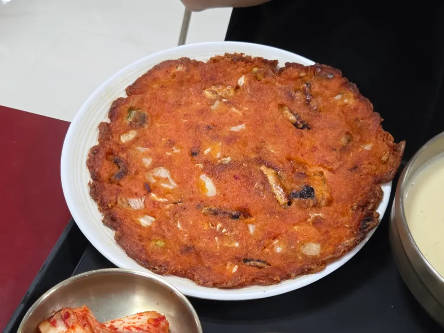 만두정식과 김치전을 함께 차린 점심
