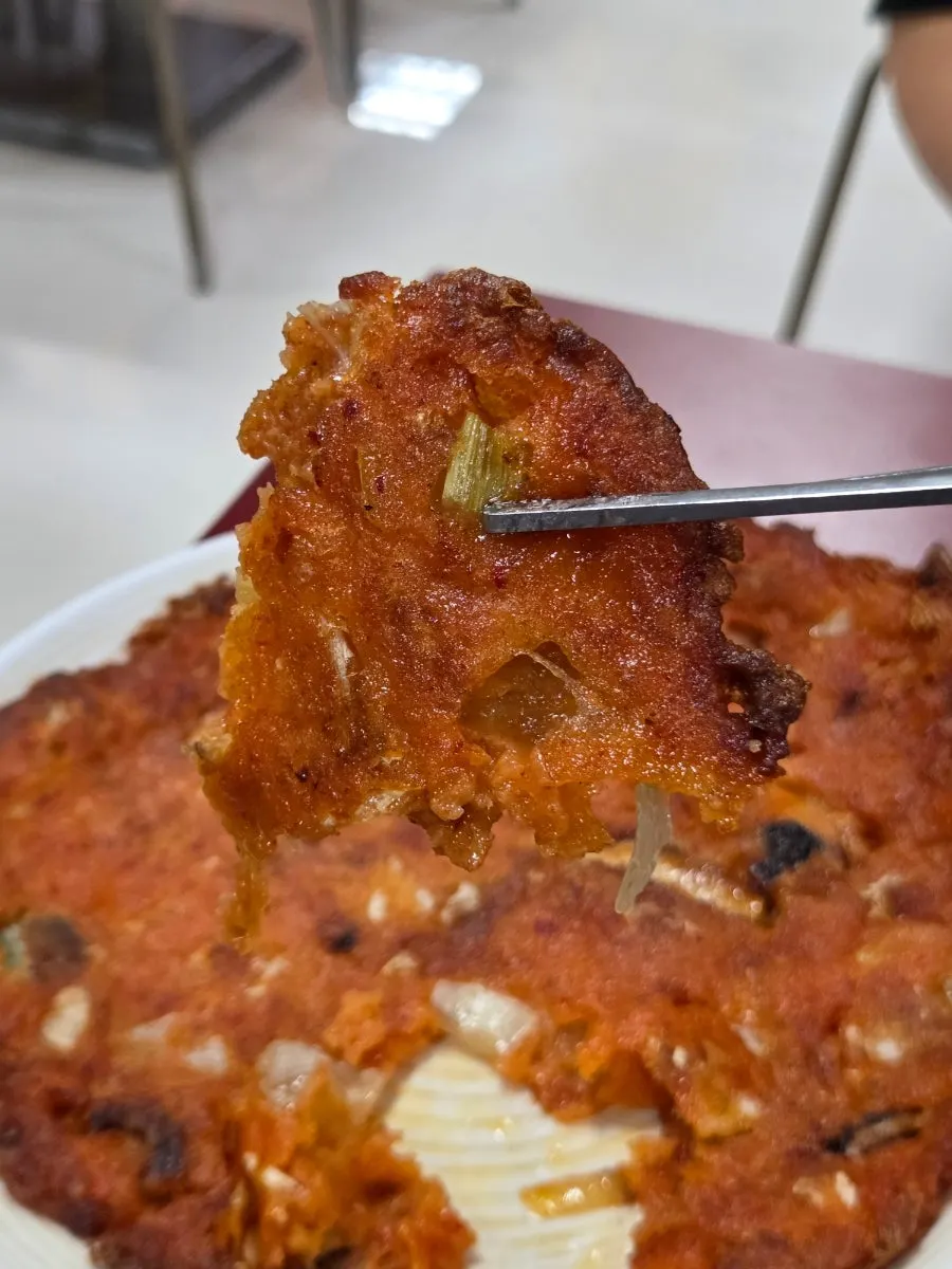 바삭하게 구워진 상암회관 바삭김치전