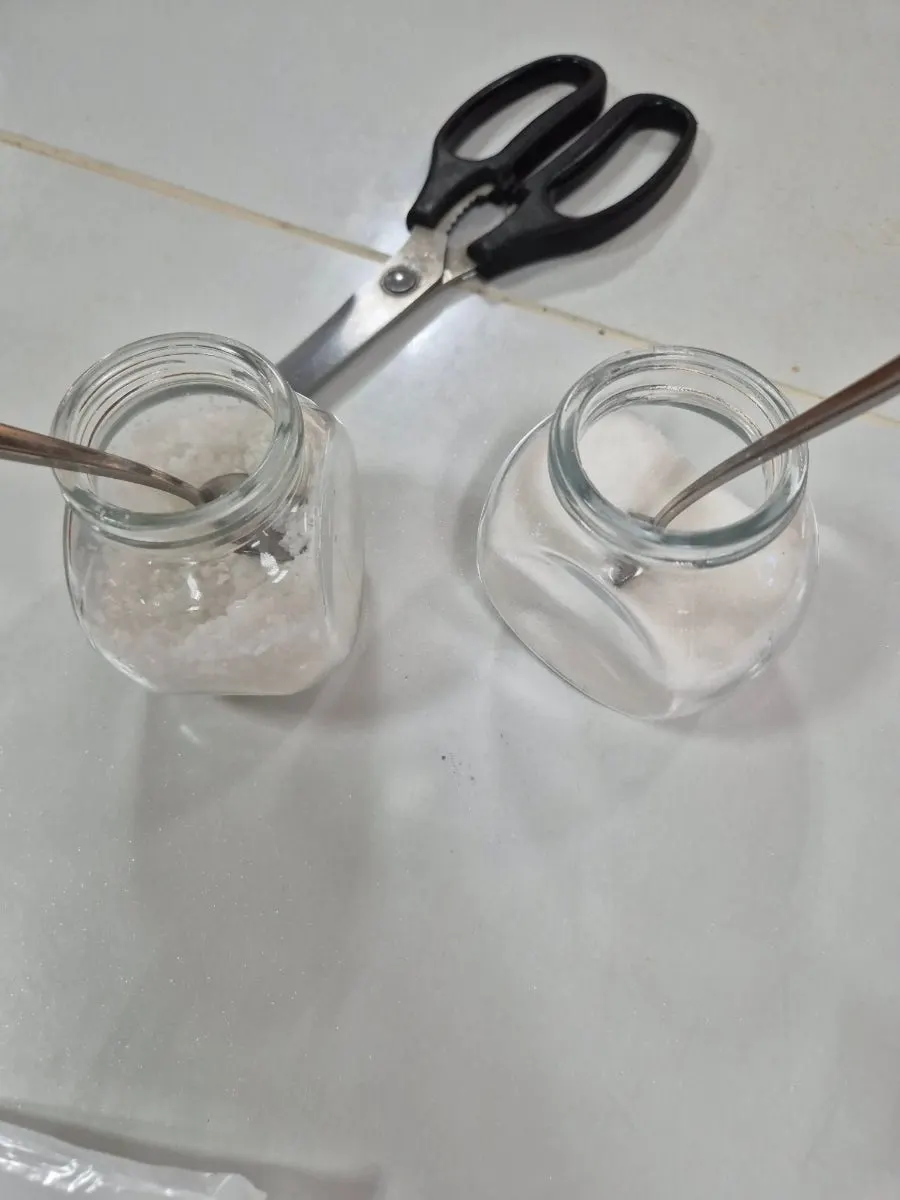 Seasoning containers for adjusting kongguksu flavor
