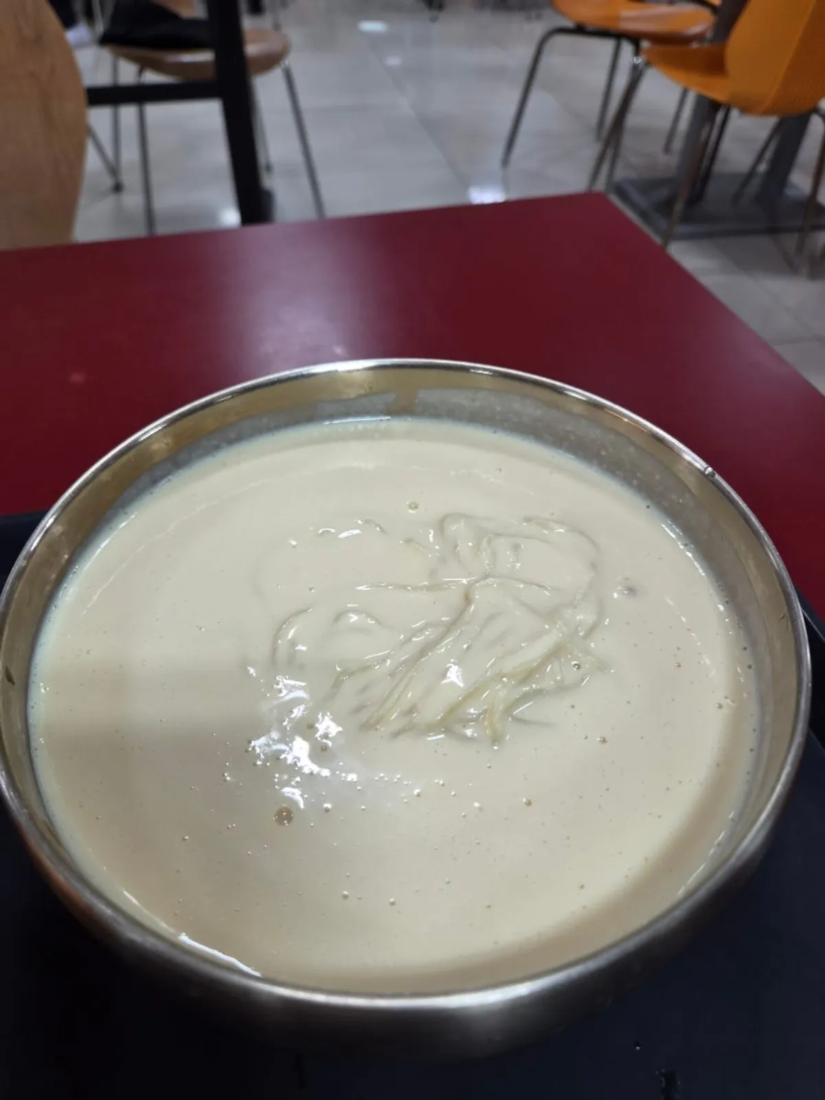 걸쭉한 콩물이 담긴 상암회관 시그니처 콩국수 한 그릇