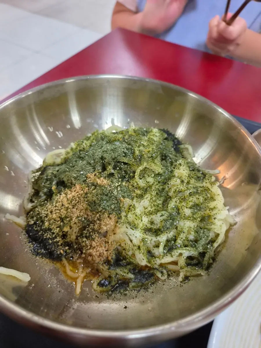 깨와 김가루가 올라간 상암회관 들기름 밀면