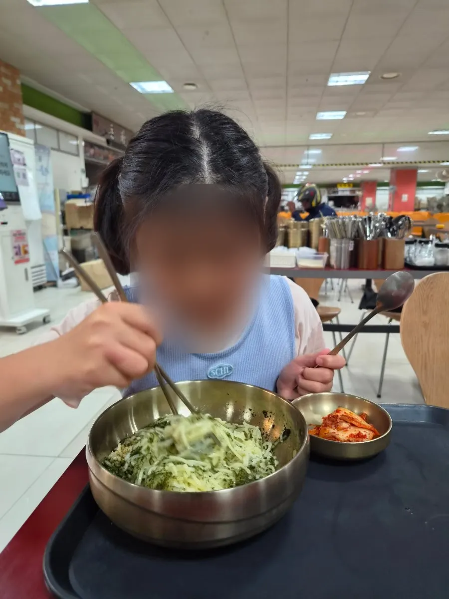 들기름 밀면을 젓가락으로 비비는 모습