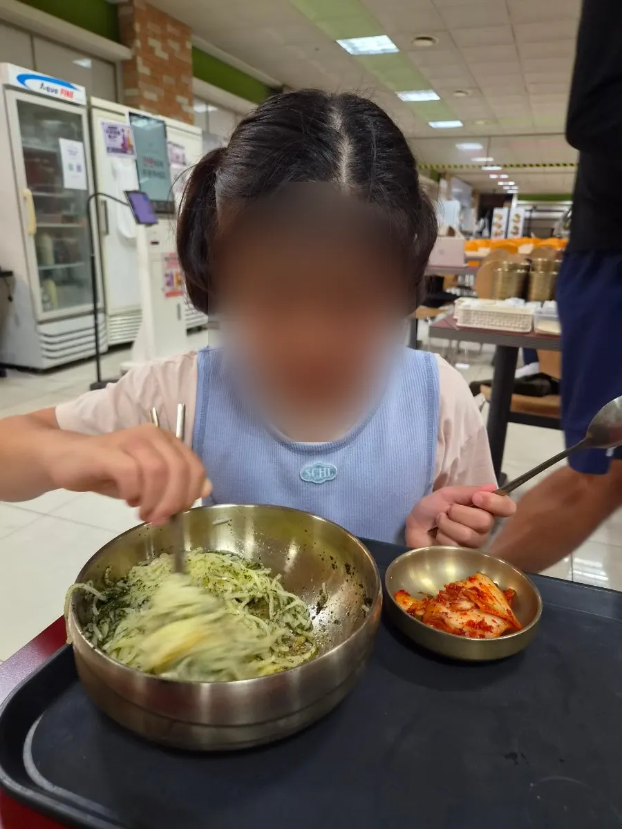 콩국수와 들기름 밀면이 함께 놓인 점심 상차림