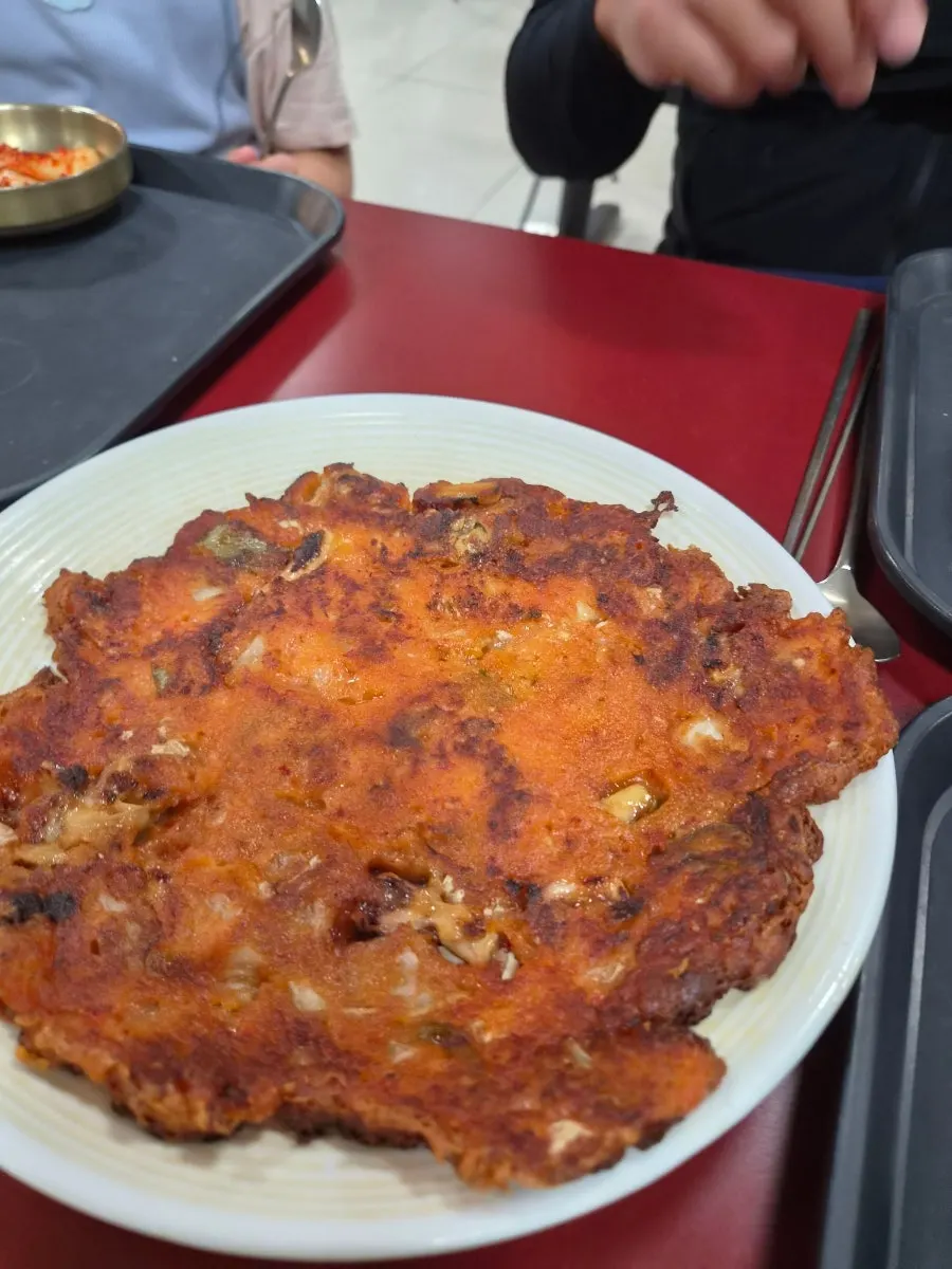 바삭하게 부쳐진 상암회관 김치전