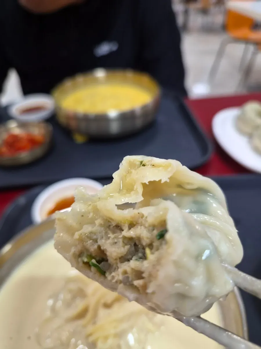 왕만두와 콩국수를 함께 차린 테이블