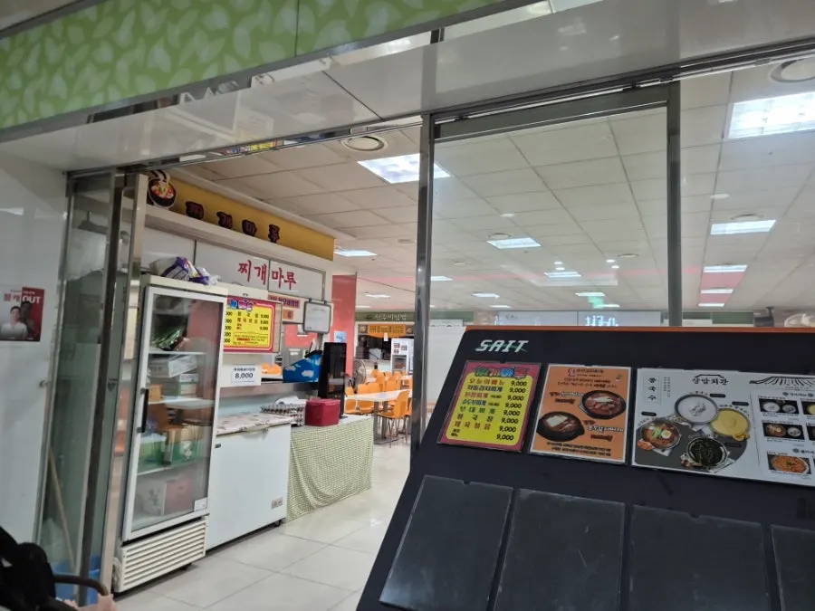 Corridor of the food court on B1 of Sangam IT Tower