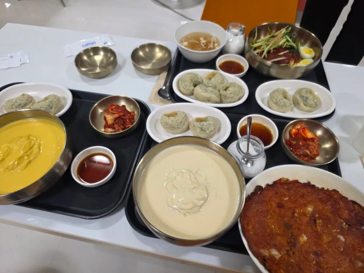 상암회관 만두정식 세트가 차려진 상