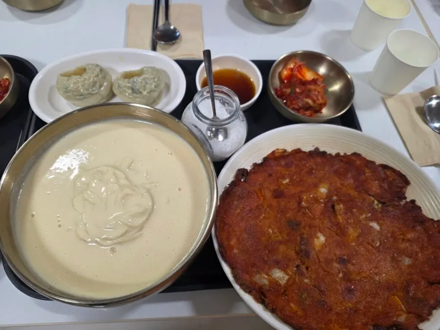 콩국수와 김치, 만두 2알 구성