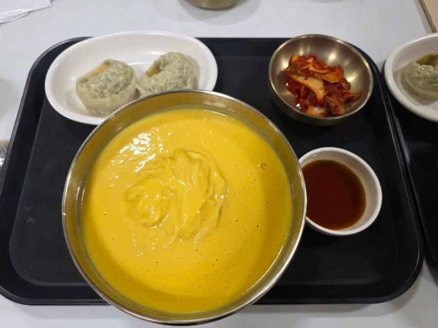 삶은 달걀이 올라간 들기름밀면
