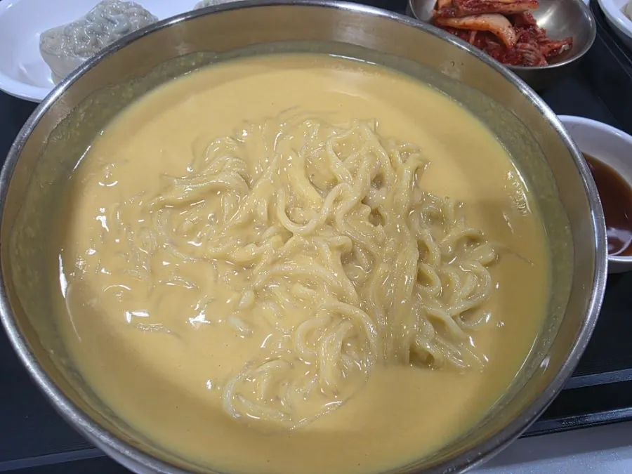 김치전과 만두를 함께 담은 상차림