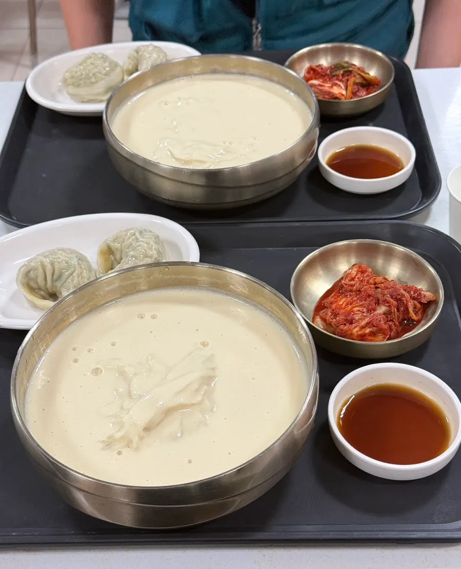 콩국수에 준비된 굵은 소금