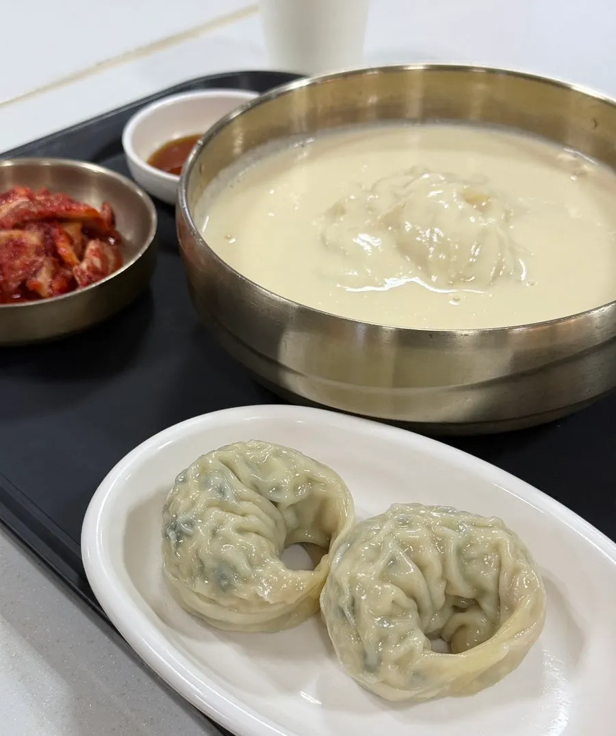 걸쭉한 질감의 콩국수 국물