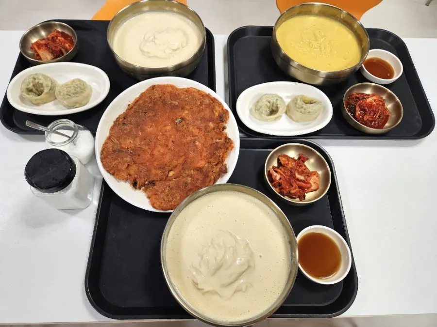 콩국수와 김치전이 차려진 한상