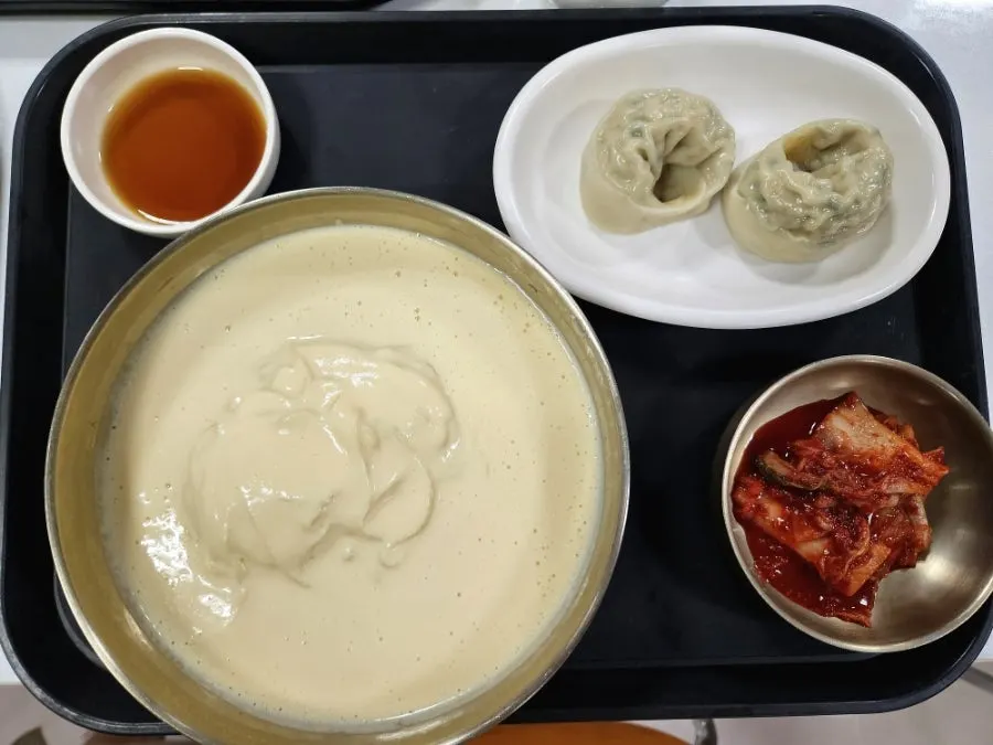 만두 두 알이 곁들여진 콩국수 만두정식