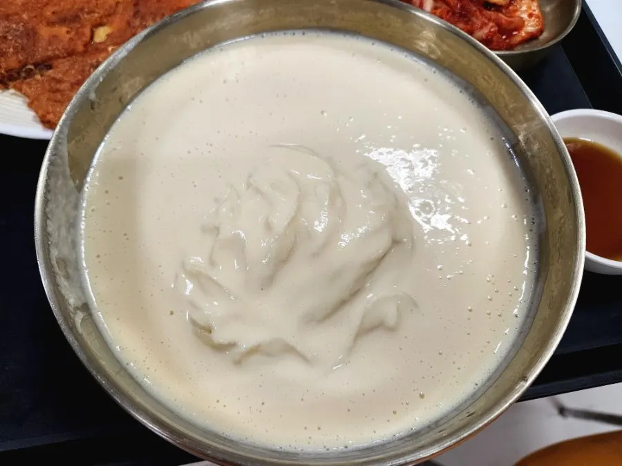꾸덕한 콩국물의 콩국수 클로즈업