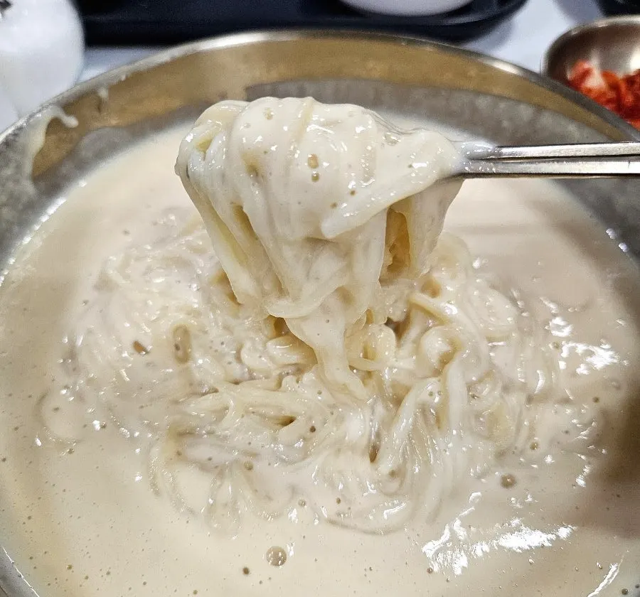 겉절이 김치를 올린 콩국수
