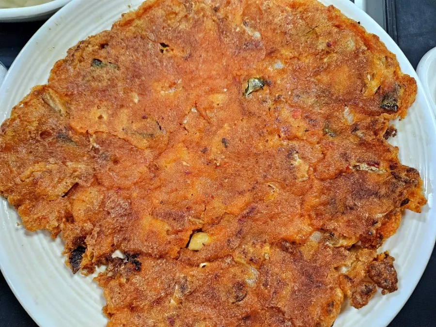 노릇하게 구워진 김치전